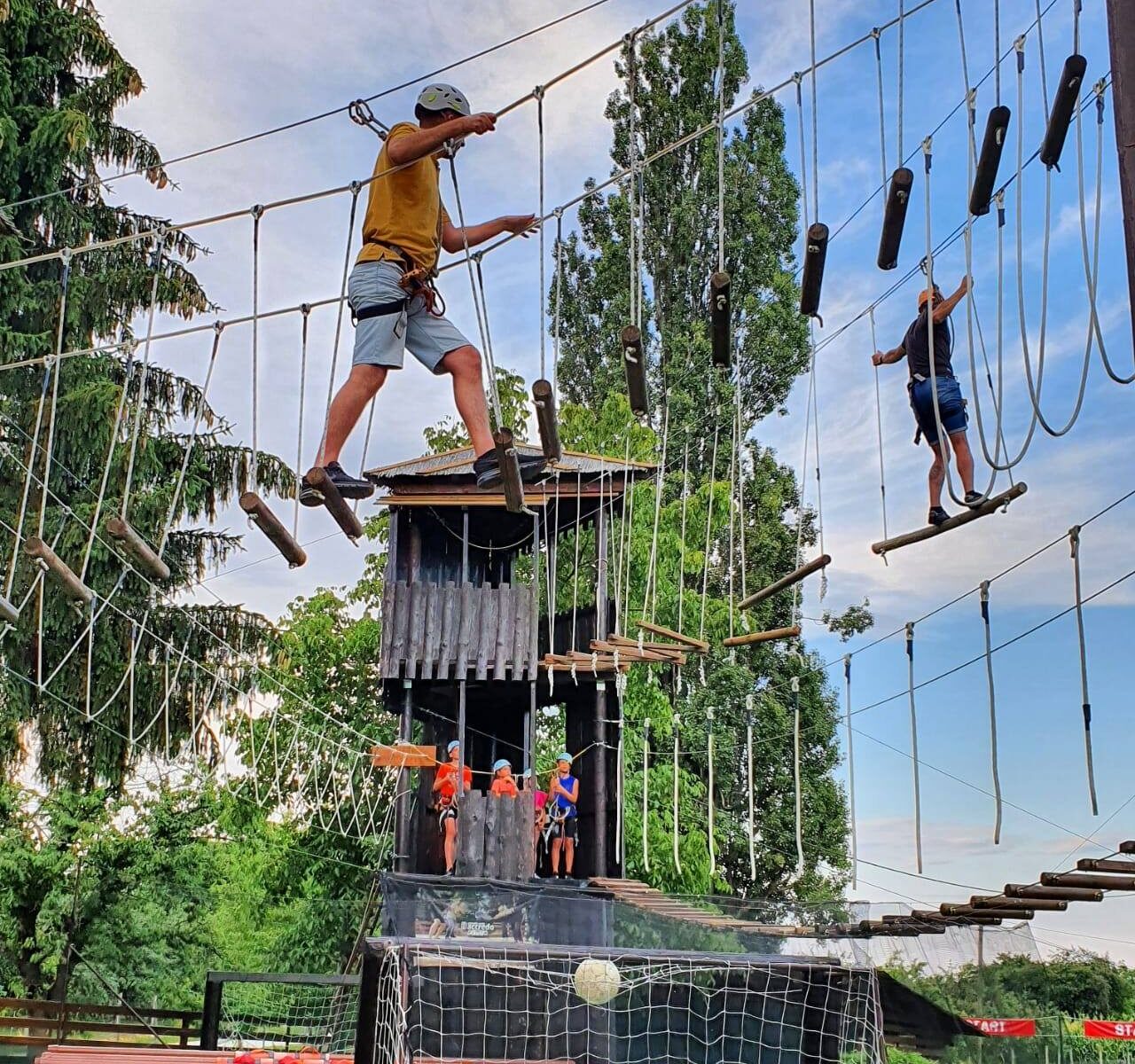 Spuštanje niz visinsku stazu adrenalinskog parka