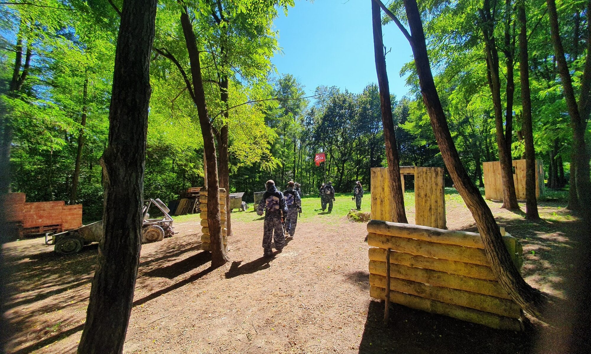 Drvene barikade na šumskoj paintball bojišnici