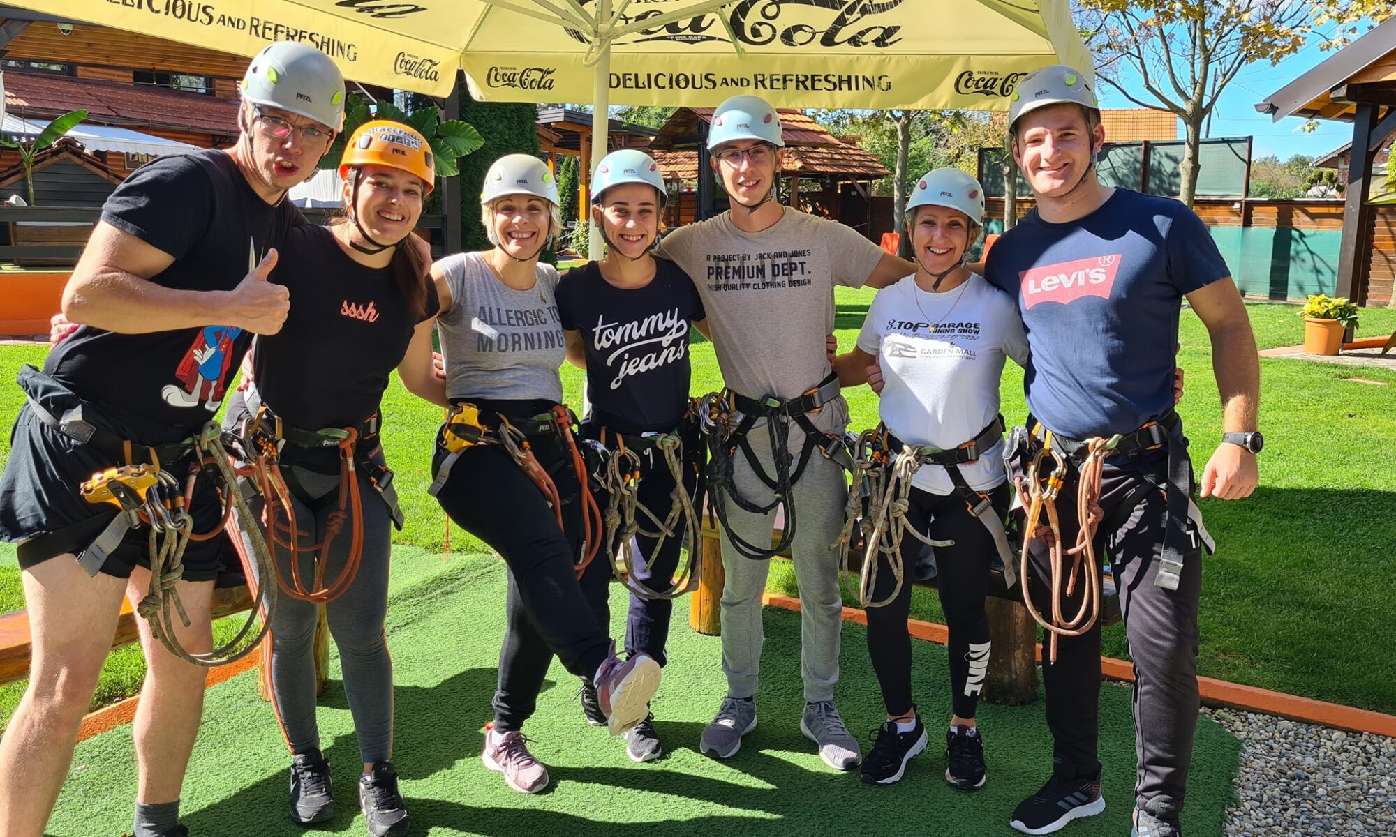 Grupa gostiju u opremi za adrenalinski park