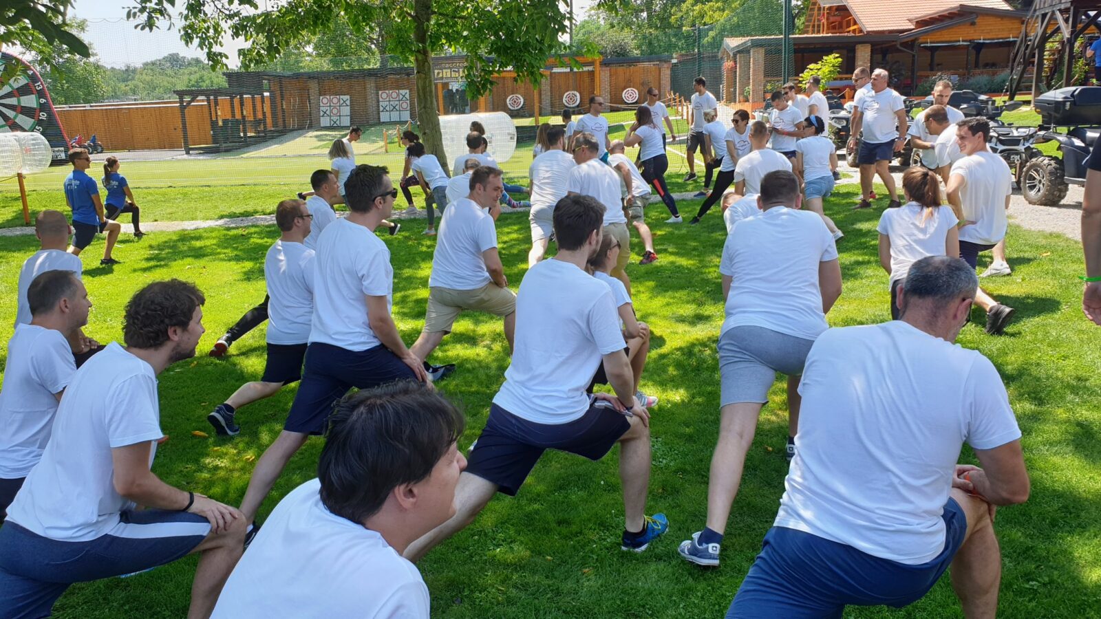 Velika grupa na timskim igrama na otvorenom