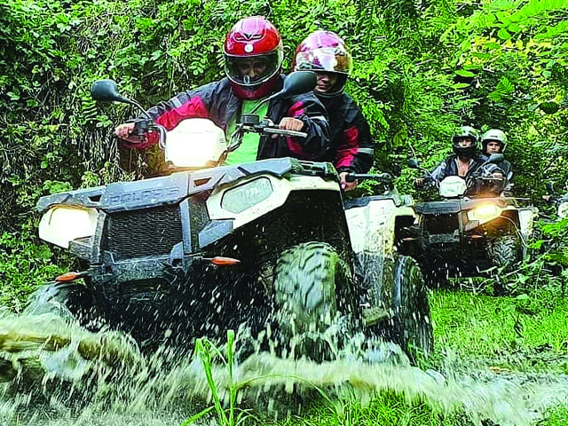 Quad u vožnji kroz vodu i blato