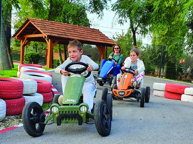 Djeca u vožnji kartingom u Accredo centru