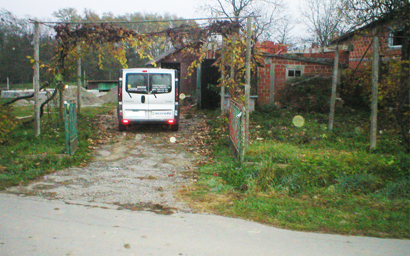Dvorište u Zasadbregu prije uređenja — kombi pod starom sjenicom
