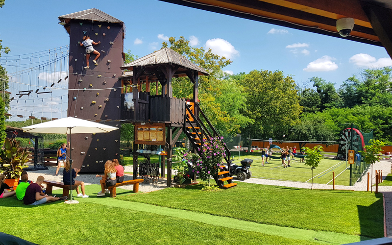 Penjački toranj, zip-line i travnjak Accredo centra danas