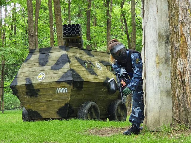 Paintball ekipa u punoj opremi na bojišnici