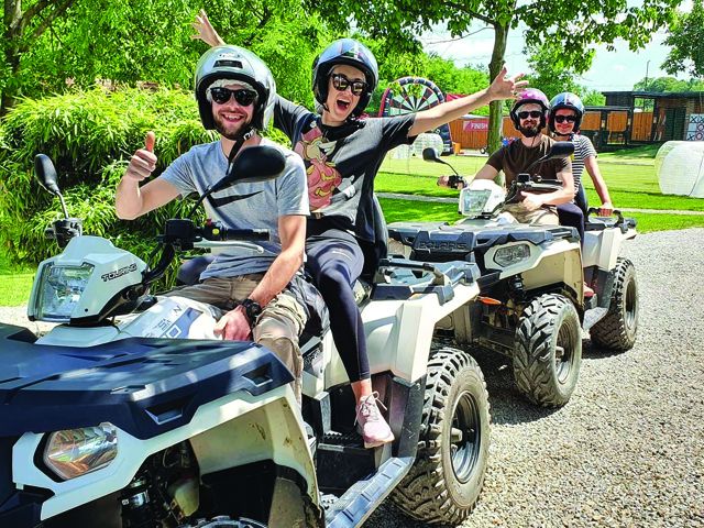 Quad u vožnji kroz blato na šumskoj stazi